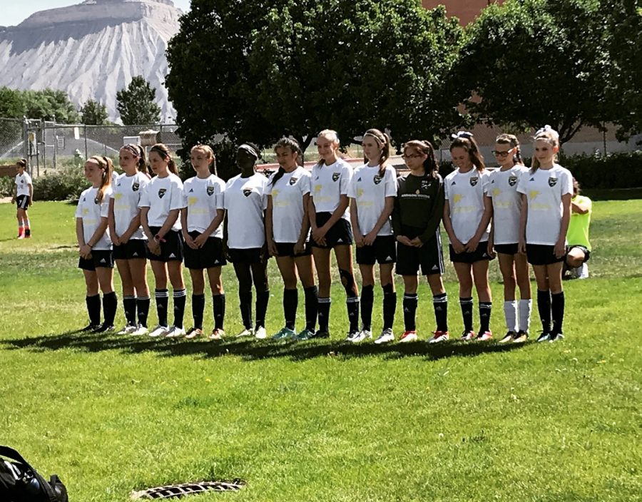 A+girls+Vail+Valley+Soccer+Club+team+getting+ready+to+play.